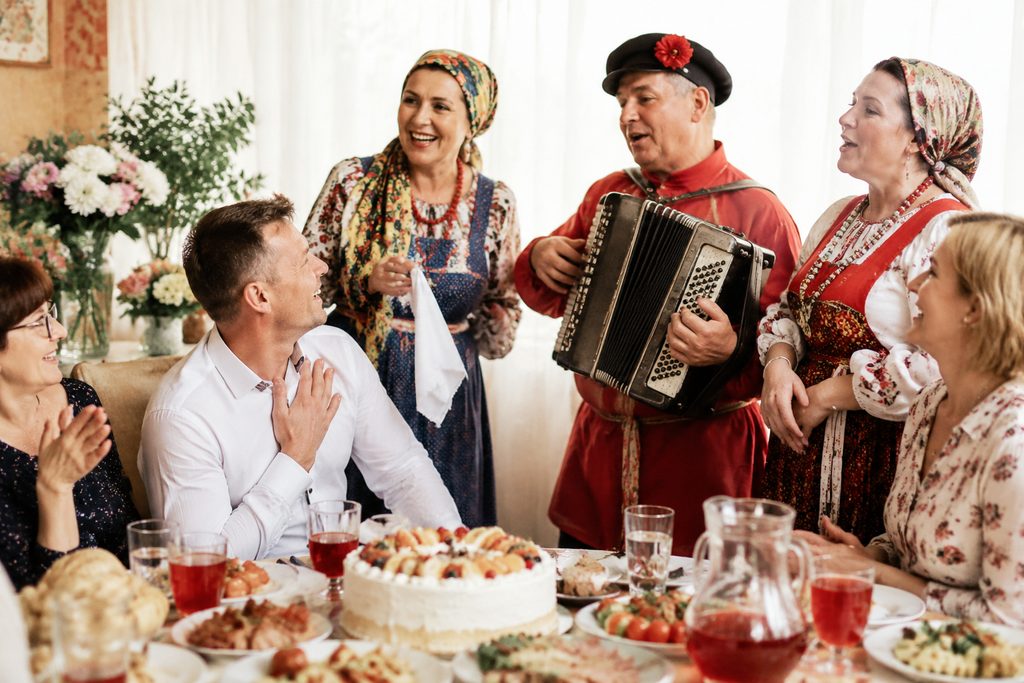 Весёлый праздничный стол: гости поют частушки имениннику
