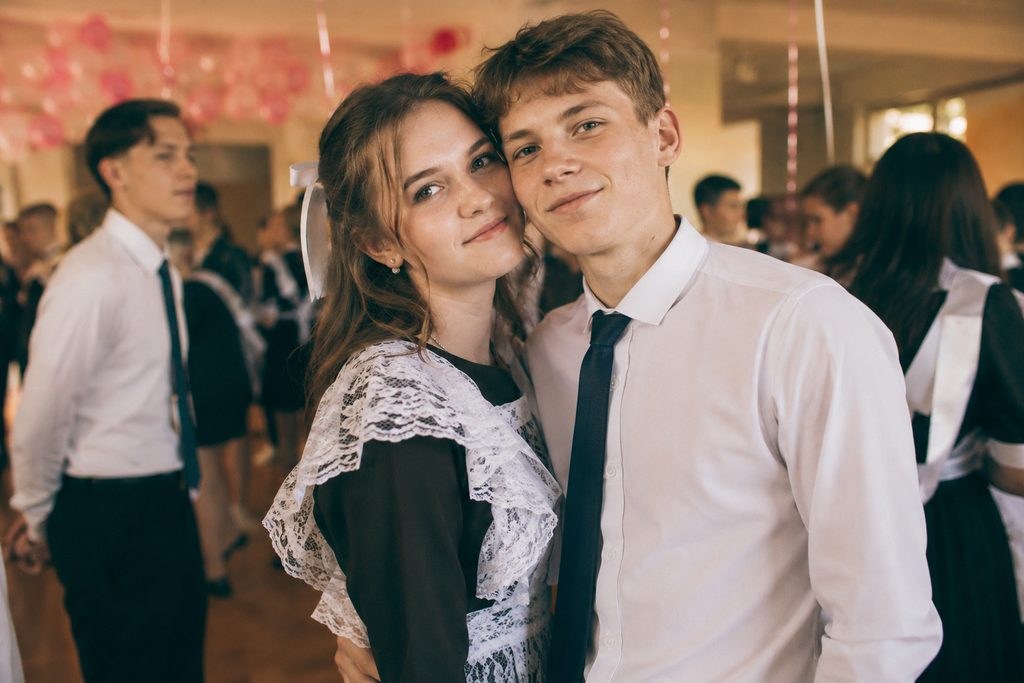 Песня на выпускной 9 класса в Сонграйтере