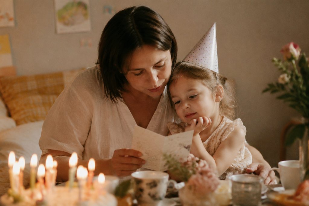 Родитель читает стих дочке на день рождения